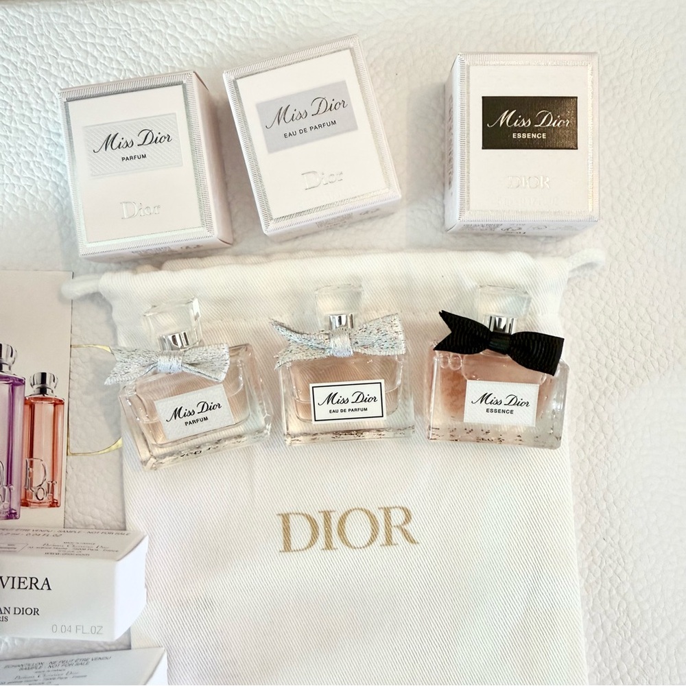Dior mini sets includes 3 minis and 4 Dior samples.